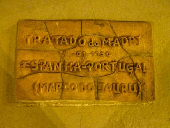 Monumento ao Tratado de Madri, que finalmente enterttou o Tratado de Tordesilhas, na praça central de Cáceres, no Mato Grosso